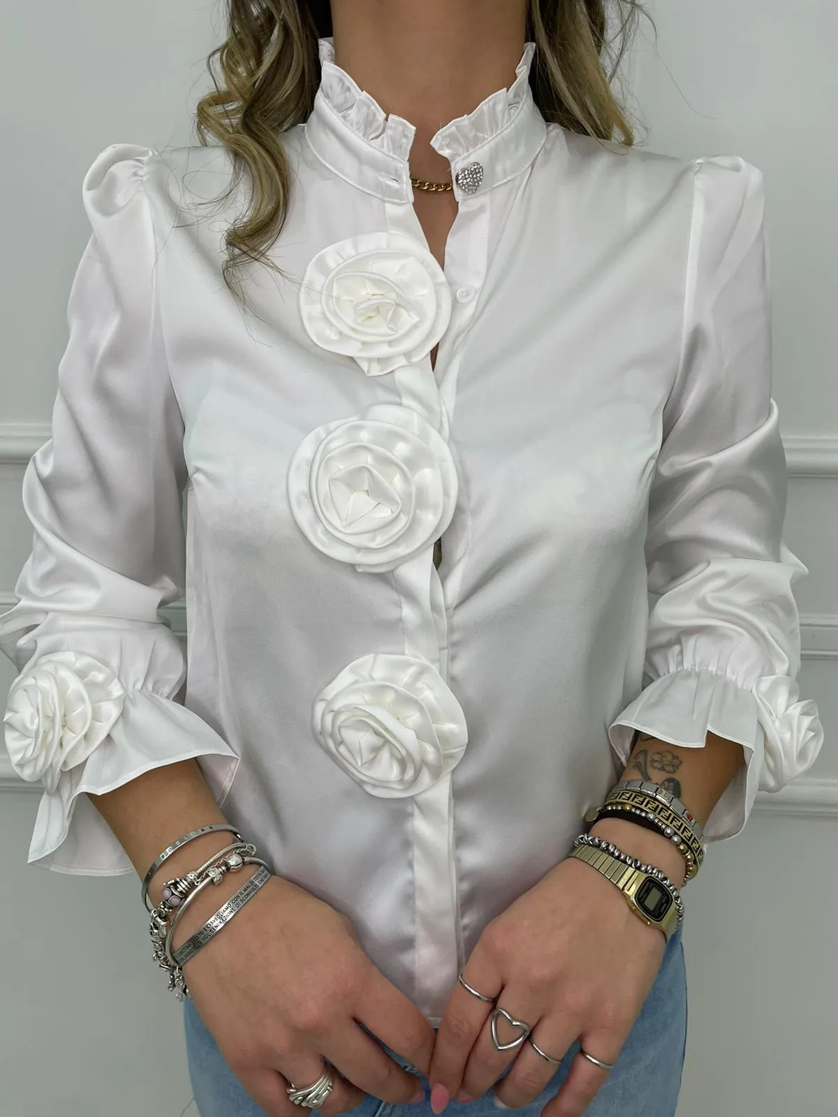 Camicia effetto raso con applicazioni