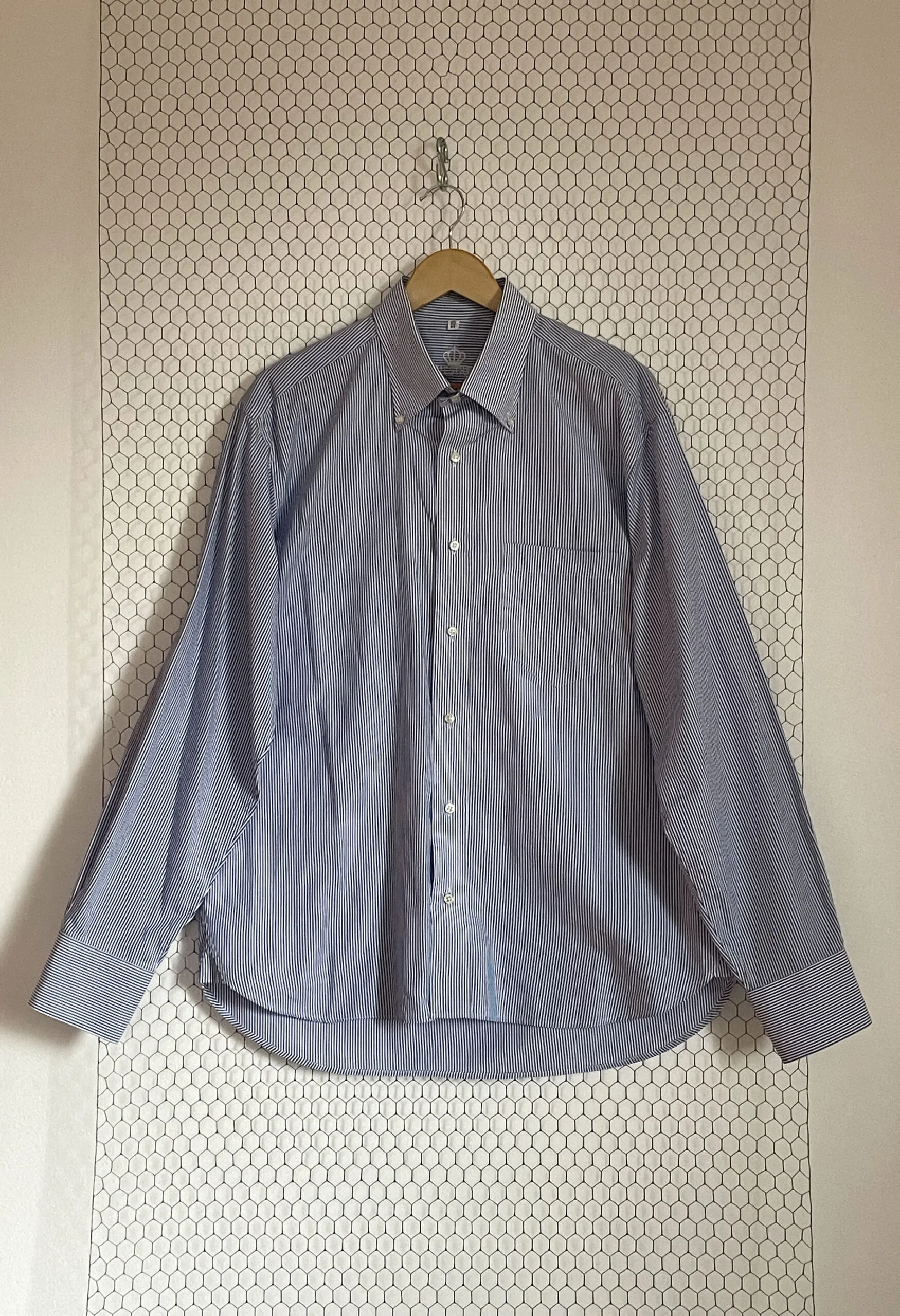 Camicia sartoriale maschile a righe azzurre e bianche