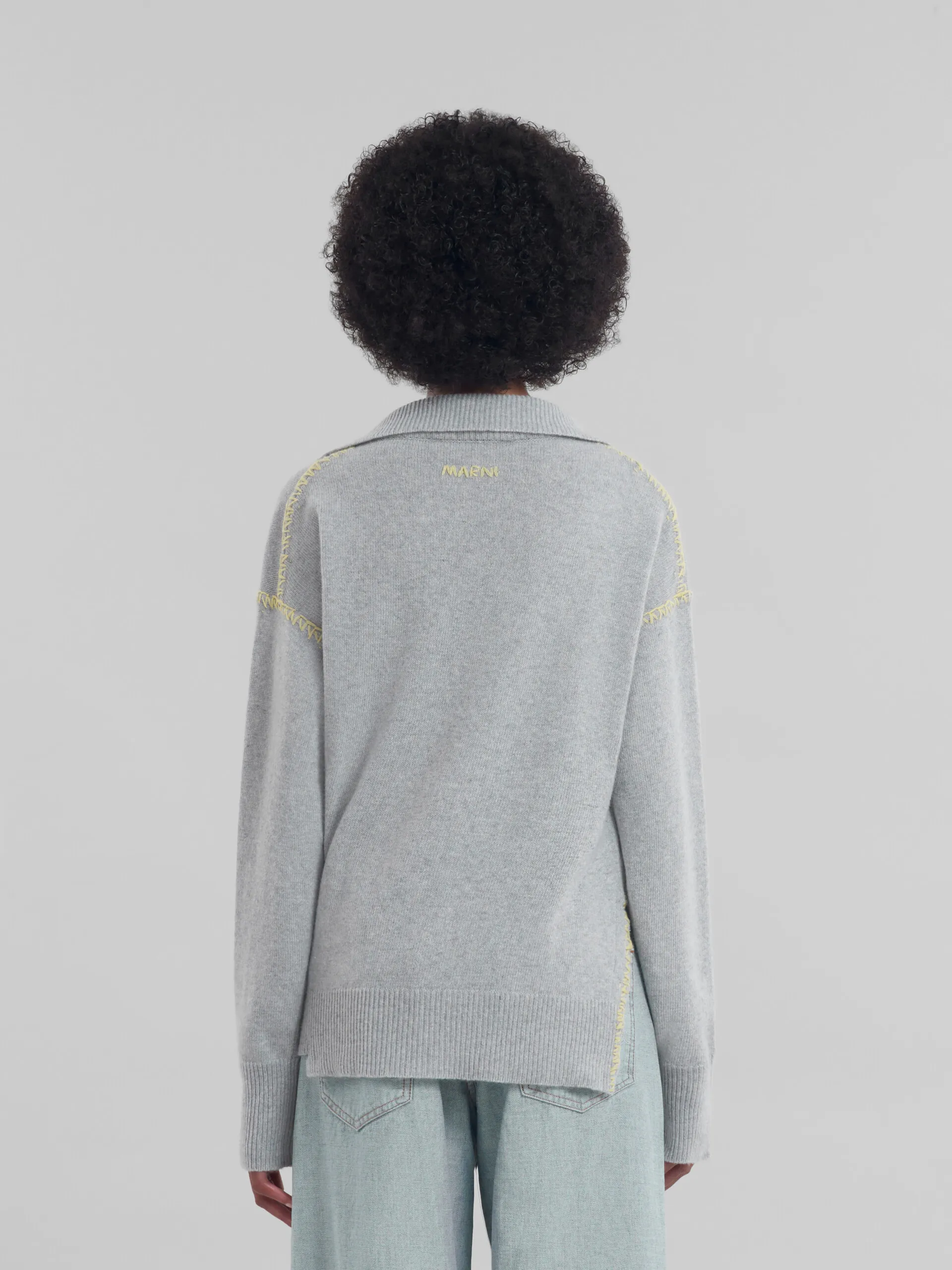 Maglione in cashmere e lana grigio con collo oversize