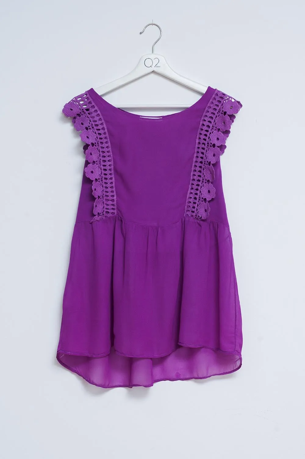 Top con volant in pizzo viola